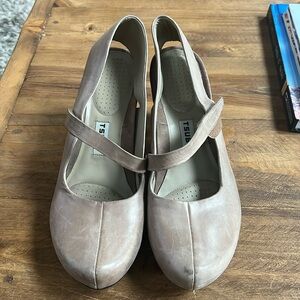 Tsubo taupe heels! Pairs well with jeans! Goes with everything.